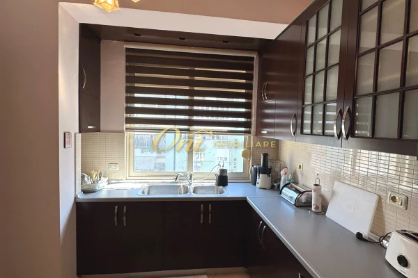 Shtepi me qera Apartament ne Tirane, 3+1, Mobilimi E mobiluar, Pagesa 80,000  Leke.
