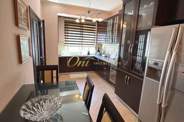 Shtepi me qera Apartament ne Tirane, 3+1, Mobilimi E mobiluar, Pagesa 80,000  Leke.