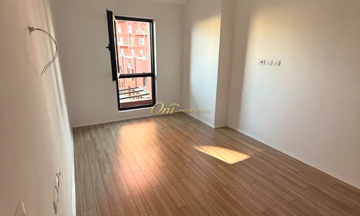 RRUGA E KAVAJES AMBIENT ZYRE PER QERA 