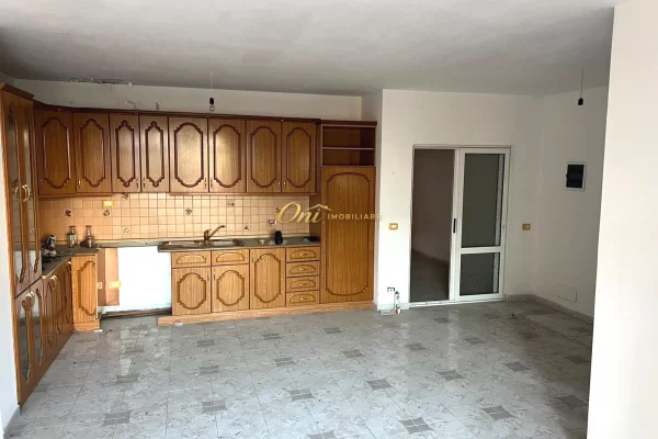 Shtepi ne shitje Apartament ne Fier, 2+1, Mobilimi Bosh, pa mobiluar, Pagesa 108,000  Euro.