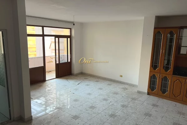 Shtepi ne shitje Apartament ne Fier, 2+1, Mobilimi Bosh, pa mobiluar, Pagesa 108,000  Euro.