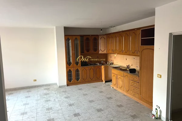 Shtepi ne shitje Apartament ne Fier, 2+1, Mobilimi Bosh, pa mobiluar, Pagesa 108,000  Euro.