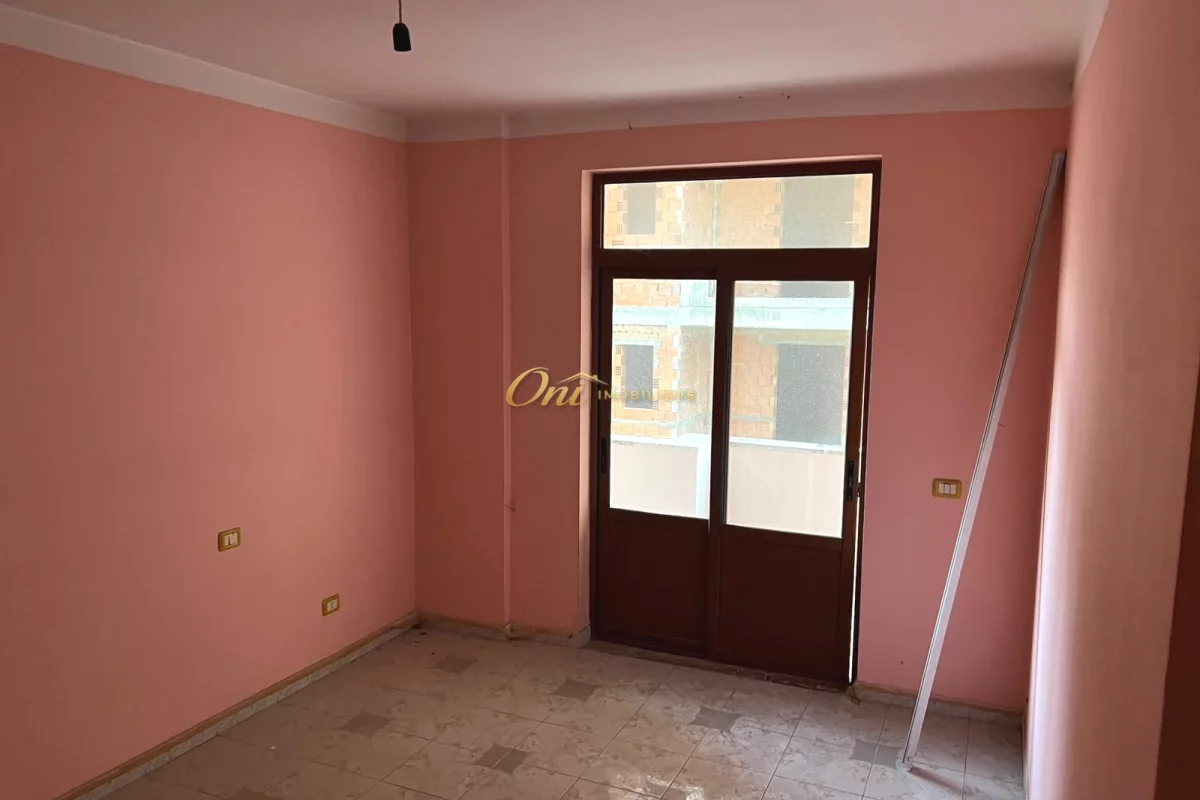 Shtepi ne shitje Apartament ne Fier, 2+1, Mobilimi Bosh, pa mobiluar, Pagesa 108,000  Euro.