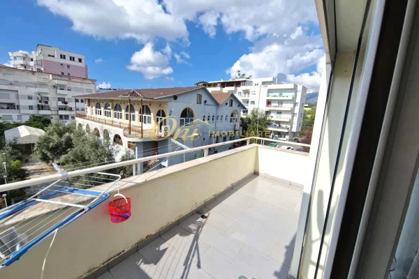 Shtepi me qera Apartament ne Tirane, 2+1, Mobilimi E mobiluar, Pagesa 45,000  Leke.