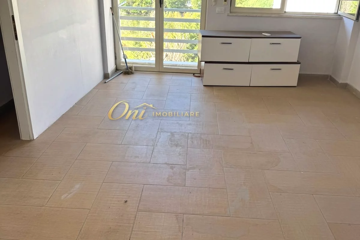 Shtepi me qera Apartament ne Tirane, 3+1, Mobilimi Bosh, pa mobiluar, Pagesa 60,000  Leke.