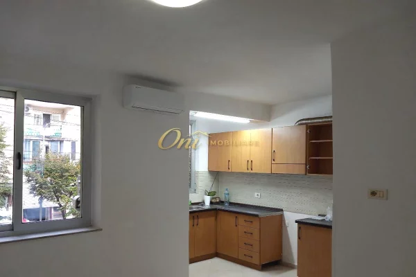 Shtepi me qera Apartament ne Tirane, 3+1, Mobilimi Pjeserisht e mobiluar, Pagesa 60,000  Leke.