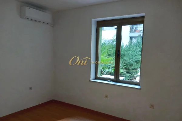 Shtepi me qera Apartament ne Tirane, 3+1, Mobilimi Pjeserisht e mobiluar, Pagesa 60,000  Leke.