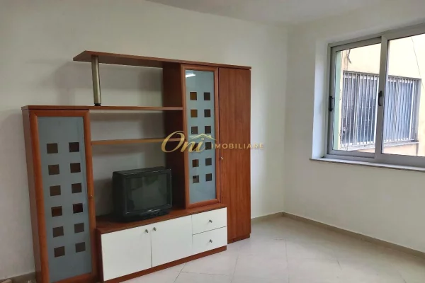 Shtepi me qera Apartament ne Tirane, 3+1, Mobilimi Pjeserisht e mobiluar, Pagesa 60,000  Leke.