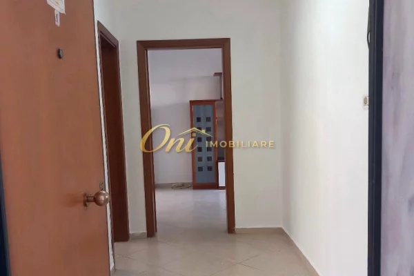 Shtepi me qera Apartament ne Tirane, 3+1, Mobilimi Pjeserisht e mobiluar, Pagesa 60,000  Leke.
