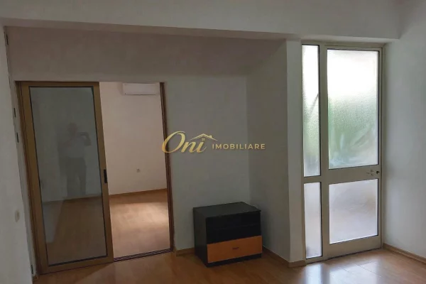 Shtepi me qera Apartament ne Tirane, 3+1, Mobilimi Pjeserisht e mobiluar, Pagesa 60,000  Leke.