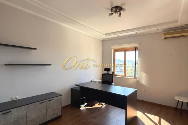 Ambient biznesi me qera 3+1 ne Tirane - 200,000 Leke