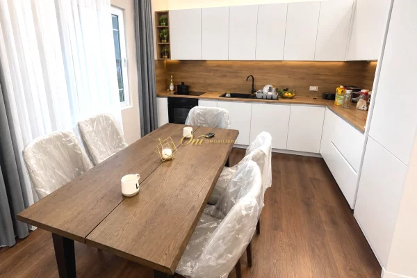 Shtepi me qera Vila Luksoze ne Tirane, 2+1, Mobilimi E mobiluar, Pagesa 4,000  Euro.