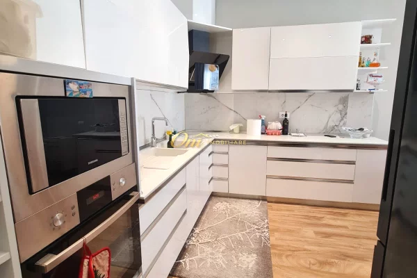 Shtepi ne shitje Apartament ne Tirane, 3+1, Mobilimi E mobiluar, Pagesa 450,000  Euro.
