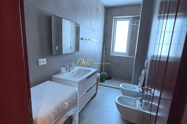 Shtepi me qera Apartament ne Tirane, 3+1, Mobilimi E mobiluar, Pagesa 700  Euro.