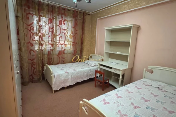 Shtepi me qera Apartament ne Tirane, 3+1, Mobilimi E mobiluar, Pagesa 700  Euro.