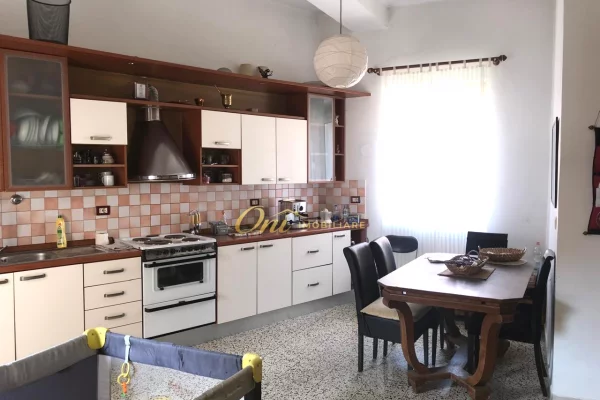 Shtepi me qera 3+1 ne Tirane - 85,000 Leke