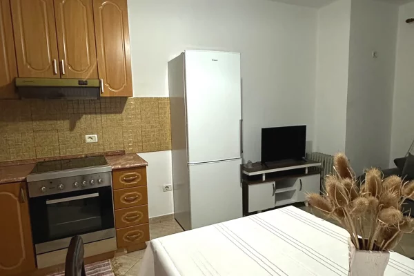 Shtepi me qera Apartament ne Tirane, 1+1, Mobilimi E mobiluar, Pagesa 45,000  Leke.