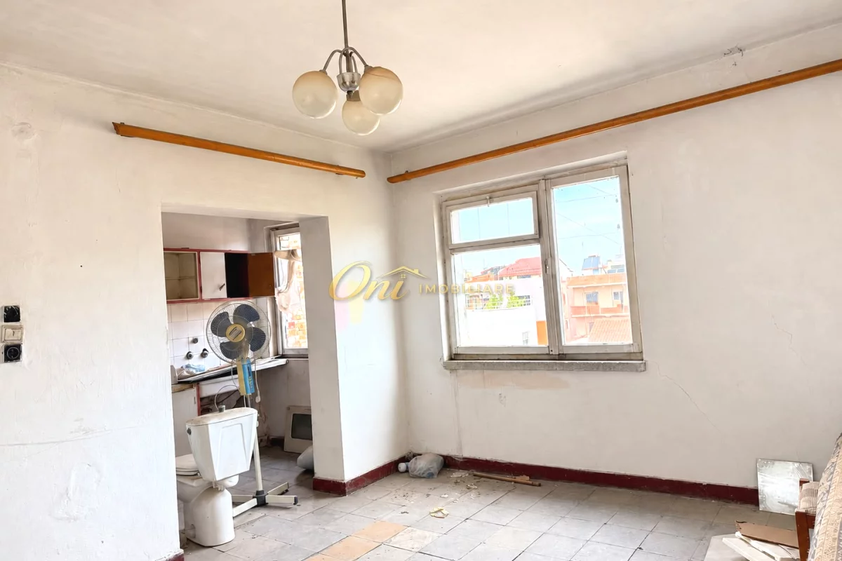 Shtepi ne shitje Apartament ne Fier, 2+1, Mobilimi Bosh, pa mobiluar, Pagesa 5,500,000  Leke.