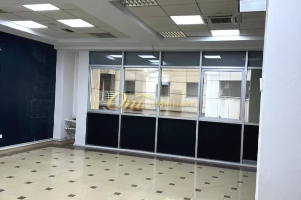 RRUGA E BARRIKADAVE AMBIENT ZYRE PER QERA 