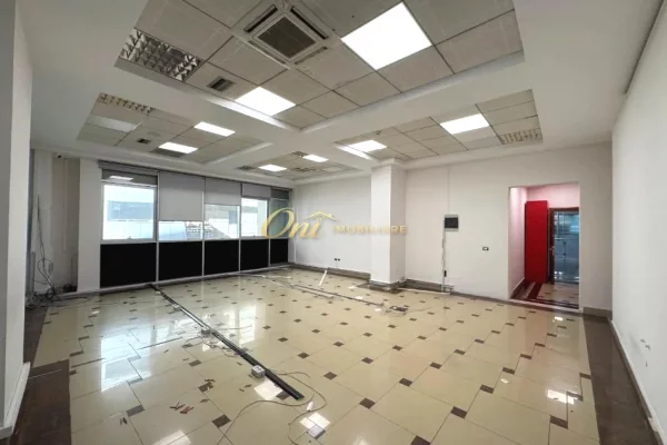 Ambient biznesi me qera 3+1 ne Tirane - 950 Euro