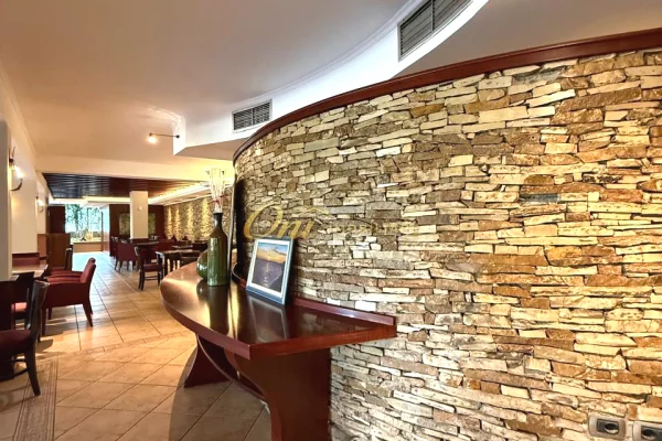 BRRYLI JEPET RESTORSNT PER QERA 400M2