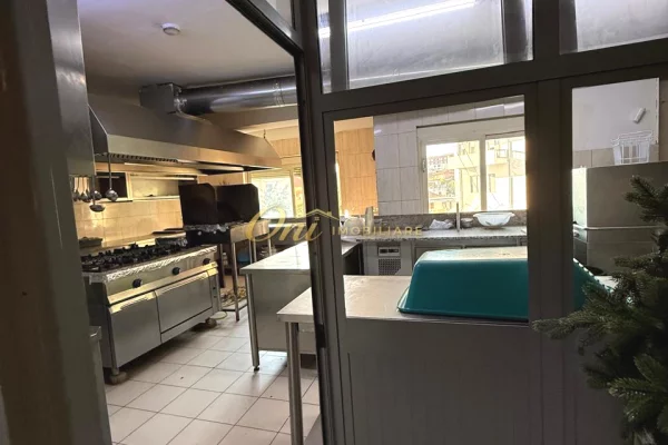 BRRYLI JEPET RESTORSNT PER QERA 400M2