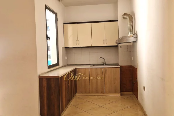 Shtepi me qera Apartament ne Tirane, 2+1, Mobilimi Bosh, pa mobiluar, Pagesa 38,000  Leke.