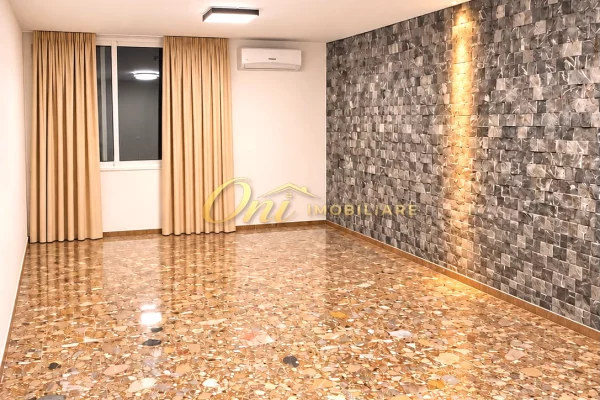 Ambiente Commerciale in Affitto 4+1 a Tirana - 400 Euro