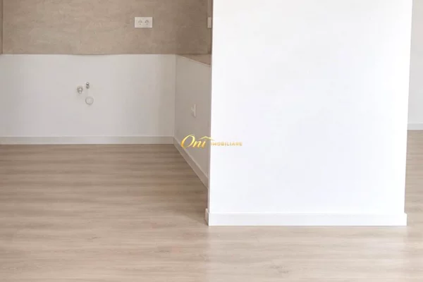 QENDER JEPET AMBIENT ZYRE PER QERA 