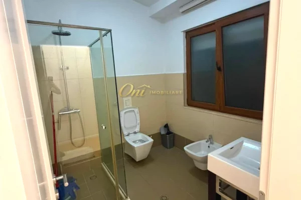 Shtepi me qera Apartament ne Tirane, 3+1, Mobilimi E mobiluar, Pagesa 85,000  Leke.