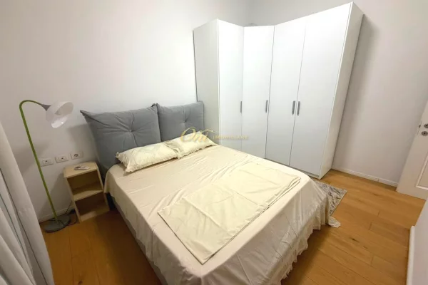 Shtepi me qera Apartament ne Tirane, 3+1, Mobilimi E mobiluar, Pagesa 85,000  Leke.