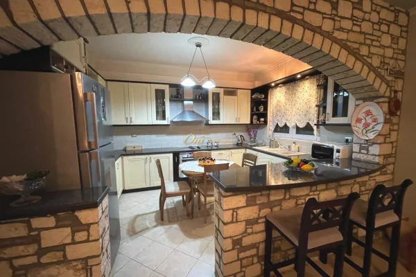 Shtepi me qera Apartament ne Tirane, 3+1, Mobilimi E mobiluar, Pagesa 80,000  Leke.