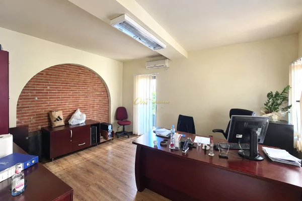 RRUGA E KOSOVAREVE AMBIENET ZYRE PER QERA 