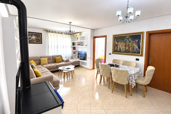 Shtepi me qera Apartament ne Tirane, 2+1, Mobilimi E mobiluar, Pagesa 50,000  Leke.