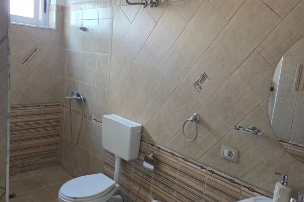 Shtepi me qera Apartament ne Tirane, 2+1, Mobilimi E mobiluar, Pagesa 45,000  Leke.