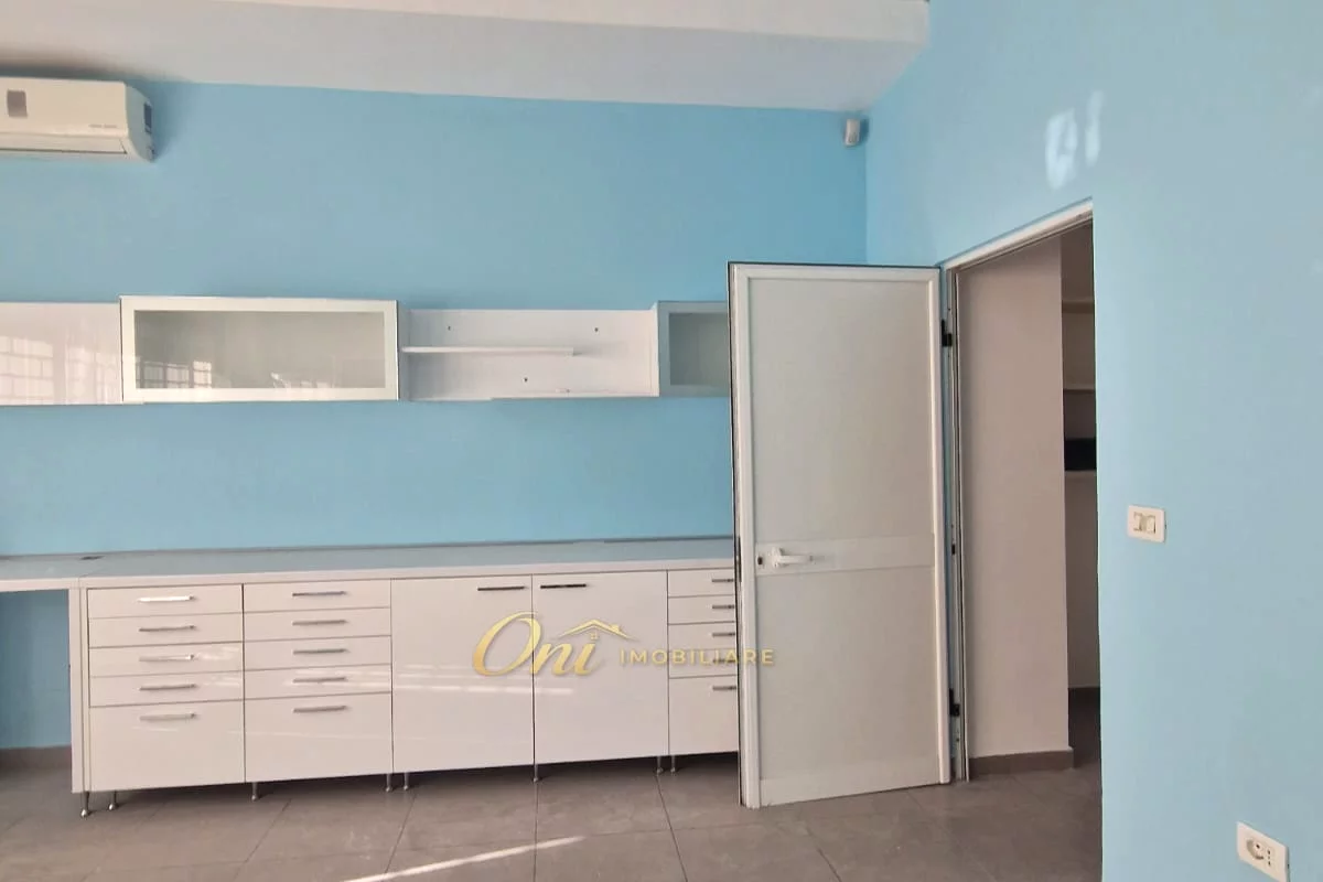 BULEVARDI ZOGU I PARE AMBIENT BIZNESI ME QERA 