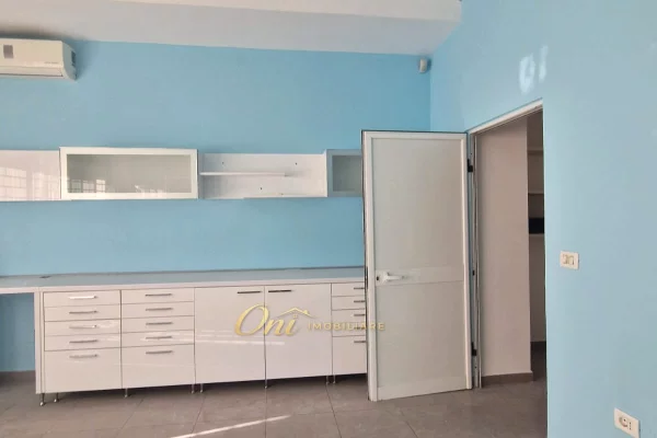 Ambient biznesi me qera 6+1 ne Tirane - 75,000 Leke