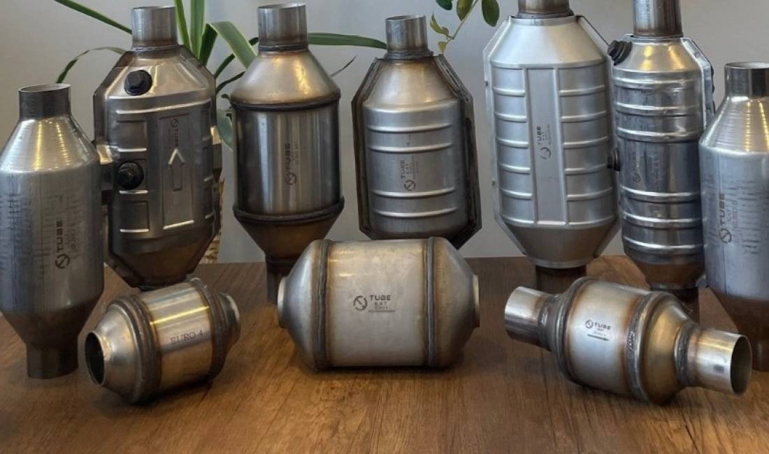 Katalita, Partikular. Montojm katalita dhe partikular.