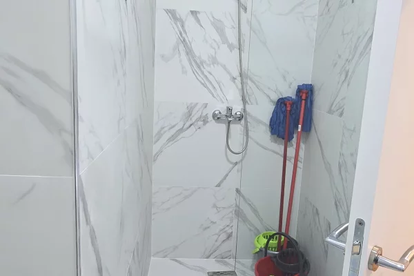 Shtepi me qera Apartament ne Tirane, 3+1, Mobilimi E mobiluar, Pagesa 60,000  Leke.