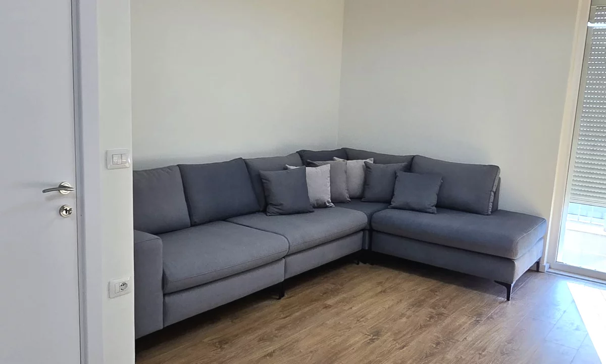 Shtepi me qera Apartament ne Tirane, 3+1, Mobilimi E mobiluar, Pagesa 60,000  Leke.