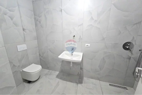 Shtepi ne shitje Apartament ne Tirane, 1+1, Mobilimi Bosh, pa mobiluar, Pagesa 107,000  Euro.