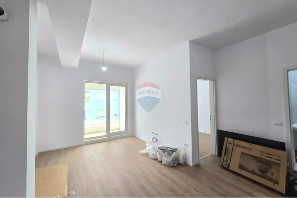 Shtepi ne shitje Apartament ne Tirane, 1+1, Mobilimi Bosh, pa mobiluar, Pagesa 107,000  Euro.