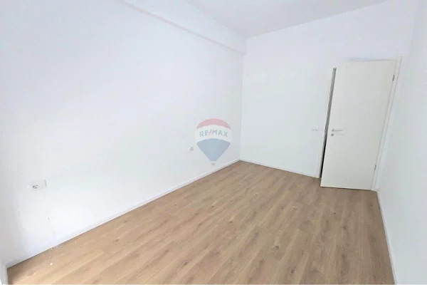 Shtepi ne shitje Apartament ne Tirane, 1+1, Mobilimi Bosh, pa mobiluar, Pagesa 107,000  Euro.