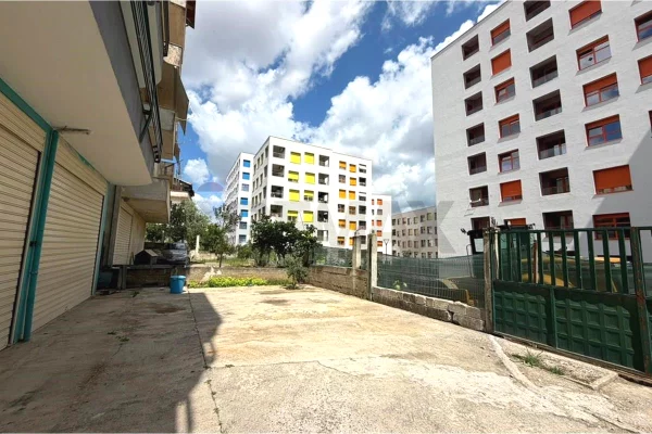 Magazine/Kapanon me Qira - Kompleksi Mangalem, Tirane
