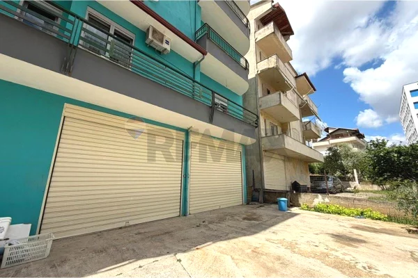 Magazine/Kapanon me Qira - Kompleksi Mangalem, Tirane