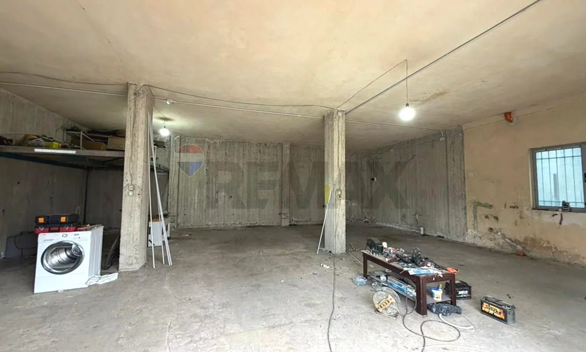 Magazine/Kapanon me Qira - Kompleksi Mangalem, Tirane