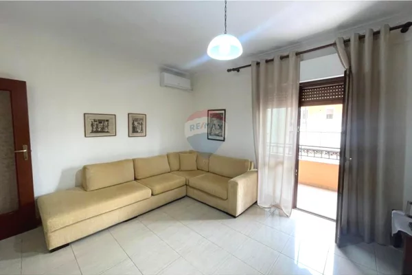 Apartament 1+1 me Qira tek Komuna Parisit
