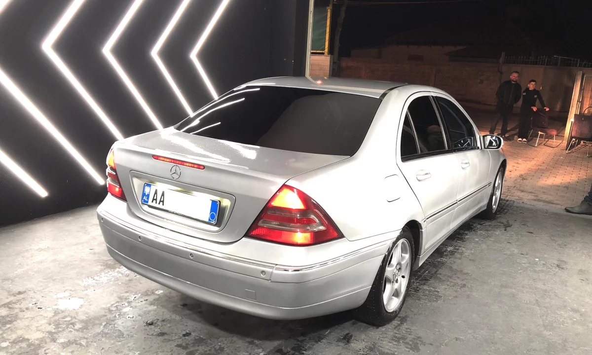 Makina ne shitje ne Tirane, Mercedes-Benz, 2005 Diesel,Kambio Automatik Pagesa 270,000  Leke.