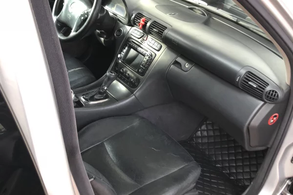 Makina ne shitje ne Tirane, Mercedes-Benz, 2005 Diesel,Kambio Automatik Pagesa 270,000  Leke.