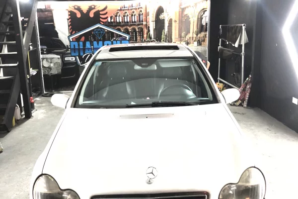 Makina ne shitje ne Tirane - 270,000 Leke